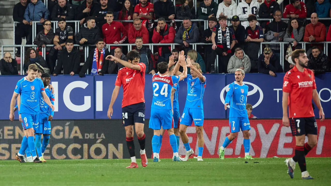 Los jugadores del Atl&eacute;tico Madrid celebran el gol de Alexander S&oslash;rloth (0-2) durante el partido de La Liga EA Sports entre CA Osasuna y Atl&eacute;tico Madrid disputado en el estadio de El Sadar en Pamplona. I&Ntilde;IGO ALZUGARAY