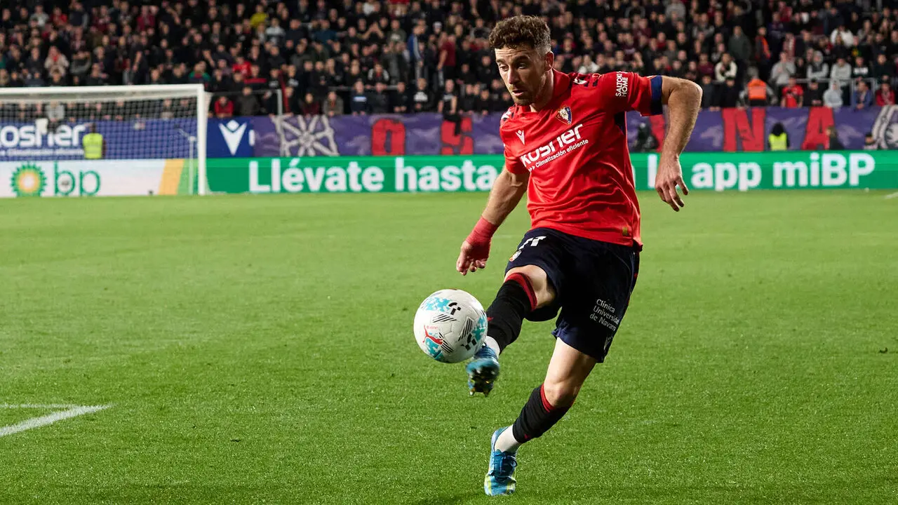 Kike Barja (11. CA Osasuna) durante el partido de La Liga EA Sports entre CA Osasuna y Atl&eacute;tico Madrid disputado en el estadio de El Sadar en Pamplona. I&Ntilde;IGO ALZUGARAY