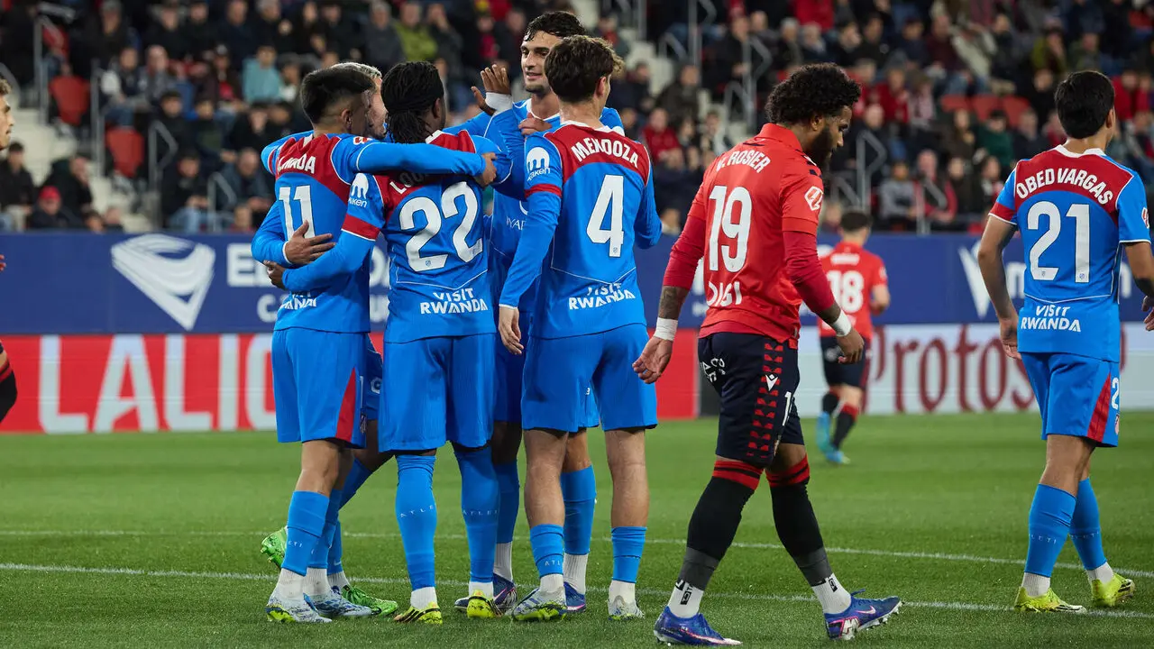 Los jugadores del Atl&eacute;tico Madrid celebran el gol de Ademola Lookman (0-1) durante el partido de La Liga EA Sports entre CA Osasuna y Atl&eacute;tico Madrid disputado en el estadio de El Sadar en Pamplona. I&Ntilde;IGO ALZUGARAY