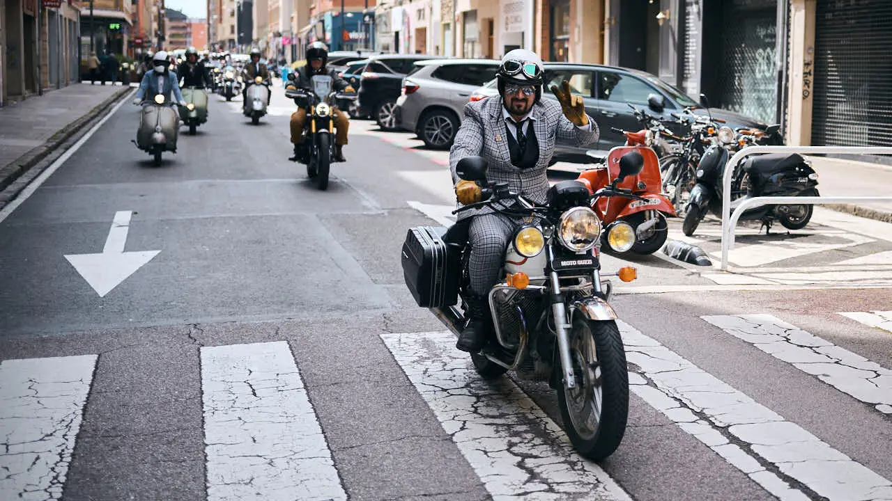 Participantes de la Distinguished Gentleman&rsquo;s Ride recorren Pamplona con sus motos cl&aacute;sicas y vestimenta elegante en una jornada solidaria por la salud masculina. PABLO LASAOSA