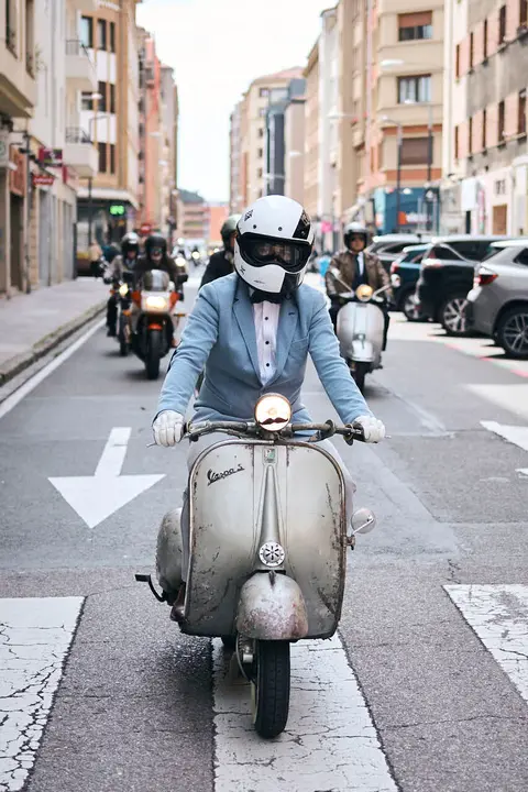 Participantes de la Distinguished Gentleman&rsquo;s Ride recorren Pamplona con sus motos cl&aacute;sicas y vestimenta elegante en una jornada solidaria por la salud masculina. PABLO LASAOSA