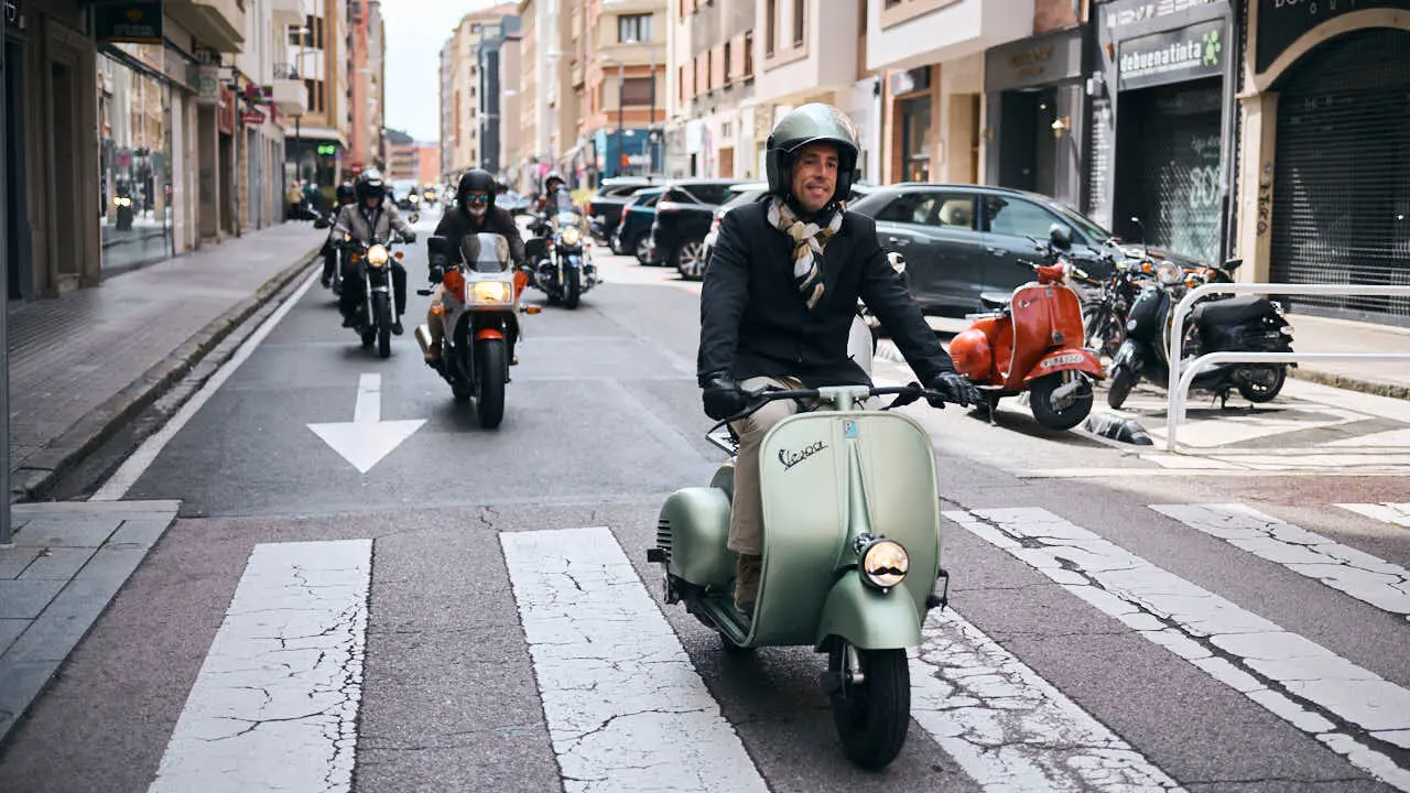 Participantes de la Distinguished Gentleman&rsquo;s Ride recorren Pamplona con sus motos cl&aacute;sicas y vestimenta elegante en una jornada solidaria por la salud masculina. PABLO LASAOSA