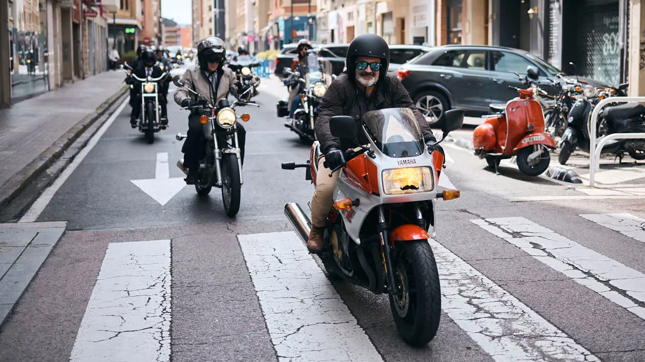 Participantes de la Distinguished Gentleman&rsquo;s Ride recorren Pamplona con sus motos cl&aacute;sicas y vestimenta elegante en una jornada solidaria por la salud masculina. PABLO LASAOSA