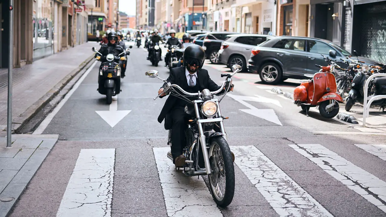 Participantes de la Distinguished Gentleman&rsquo;s Ride recorren Pamplona con sus motos cl&aacute;sicas y vestimenta elegante en una jornada solidaria por la salud masculina. PABLO LASAOSA