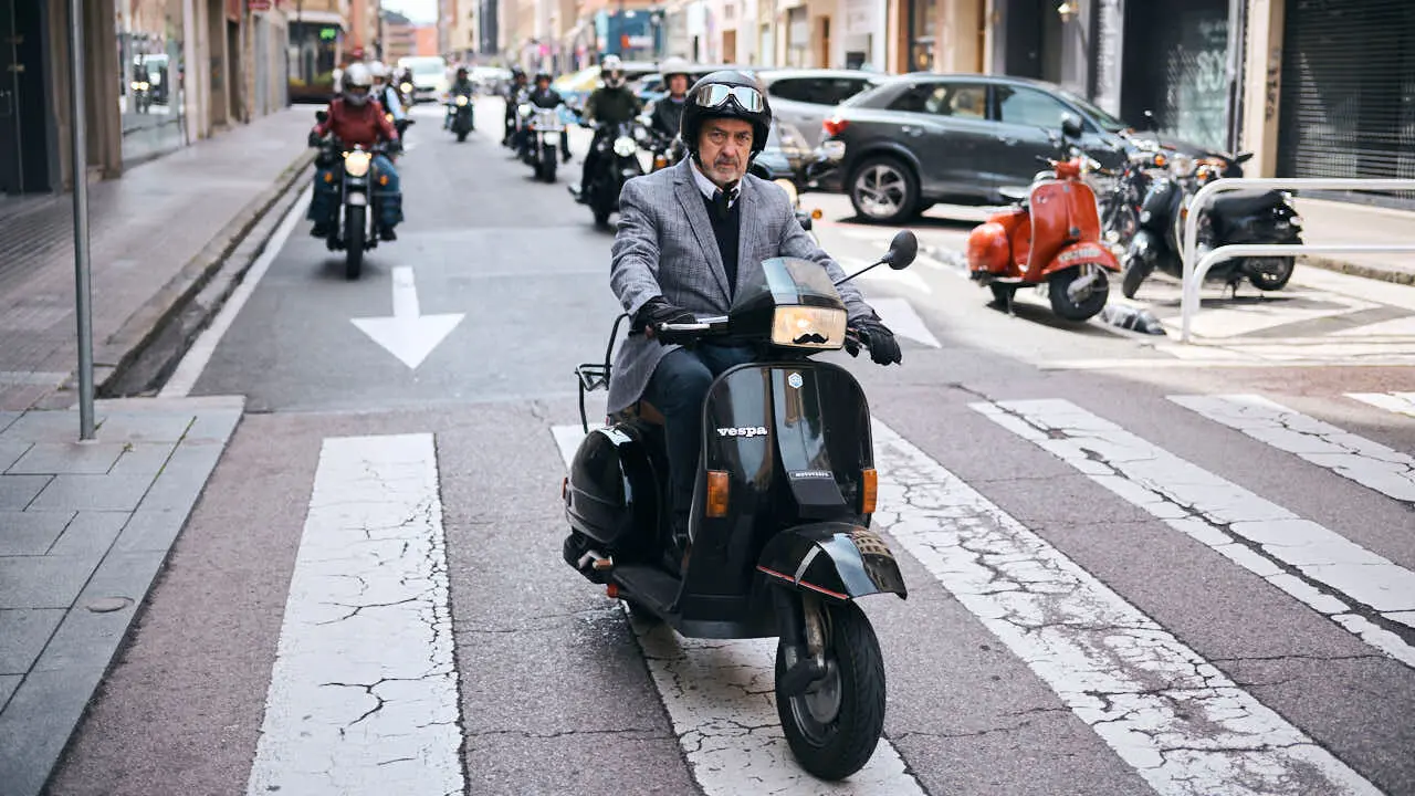 Participantes de la Distinguished Gentleman&rsquo;s Ride recorren Pamplona con sus motos cl&aacute;sicas y vestimenta elegante en una jornada solidaria por la salud masculina. PABLO LASAOSA