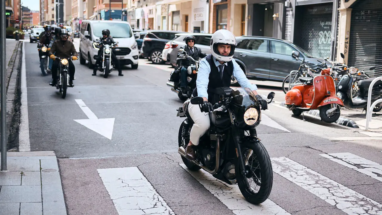 Participantes de la Distinguished Gentleman&rsquo;s Ride recorren Pamplona con sus motos cl&aacute;sicas y vestimenta elegante en una jornada solidaria por la salud masculina. PABLO LASAOSA