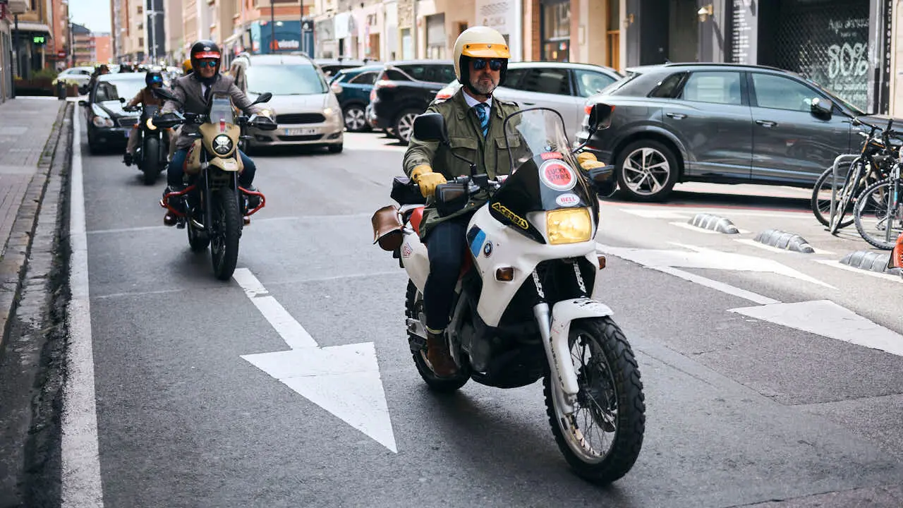 Participantes de la Distinguished Gentleman&rsquo;s Ride recorren Pamplona con sus motos cl&aacute;sicas y vestimenta elegante en una jornada solidaria por la salud masculina. PABLO LASAOSA