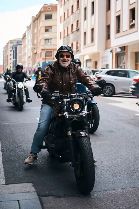 Participantes de la Distinguished Gentleman&rsquo;s Ride recorren Pamplona con sus motos cl&aacute;sicas y vestimenta elegante en una jornada solidaria por la salud masculina. PABLO LASAOSA