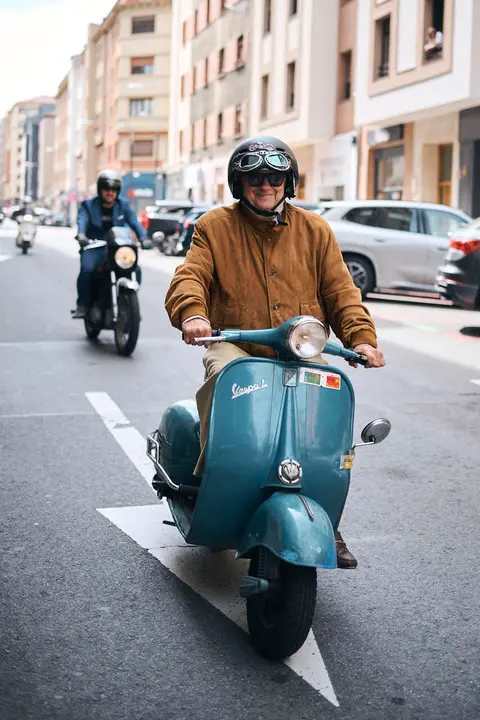 Participantes de la Distinguished Gentleman&rsquo;s Ride recorren Pamplona con sus motos cl&aacute;sicas y vestimenta elegante en una jornada solidaria por la salud masculina. PABLO LASAOSA