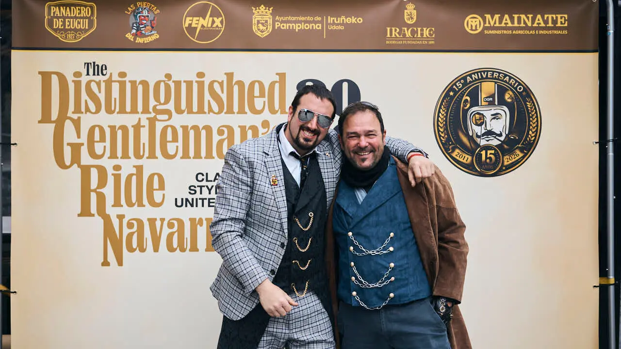 Participantes de la Distinguished Gentleman&rsquo;s Ride recorren Pamplona con sus motos cl&aacute;sicas y vestimenta elegante en una jornada solidaria por la salud masculina. PABLO LASAOSA