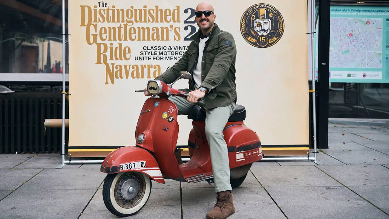 Participantes de la Distinguished Gentleman&rsquo;s Ride recorren Pamplona con sus motos cl&aacute;sicas y vestimenta elegante en una jornada solidaria por la salud masculina. PABLO LASAOSA