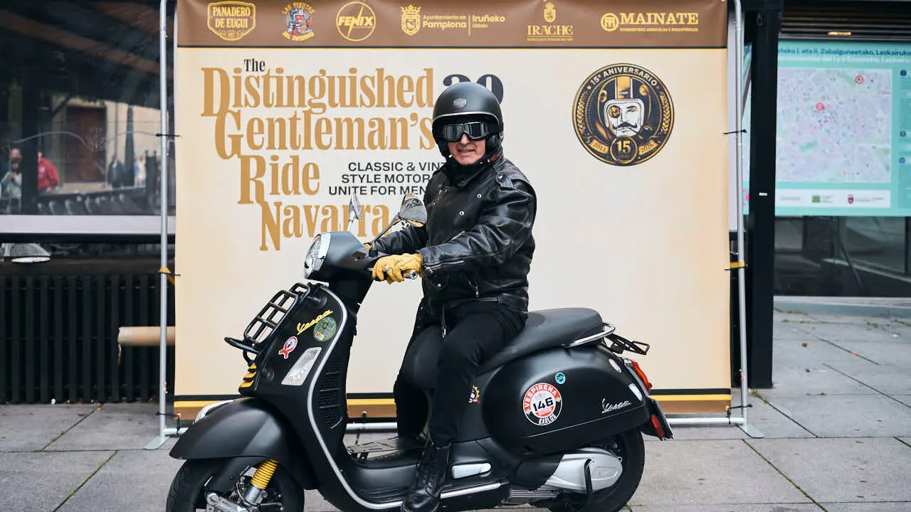Participantes de la Distinguished Gentleman&rsquo;s Ride recorren Pamplona con sus motos cl&aacute;sicas y vestimenta elegante en una jornada solidaria por la salud masculina. PABLO LASAOSA