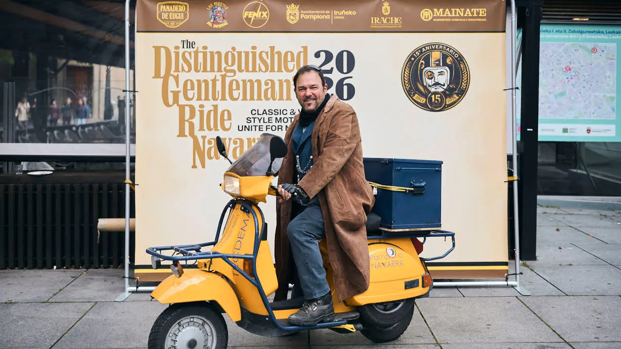 Participantes de la Distinguished Gentleman&rsquo;s Ride recorren Pamplona con sus motos cl&aacute;sicas y vestimenta elegante en una jornada solidaria por la salud masculina. PABLO LASAOSA