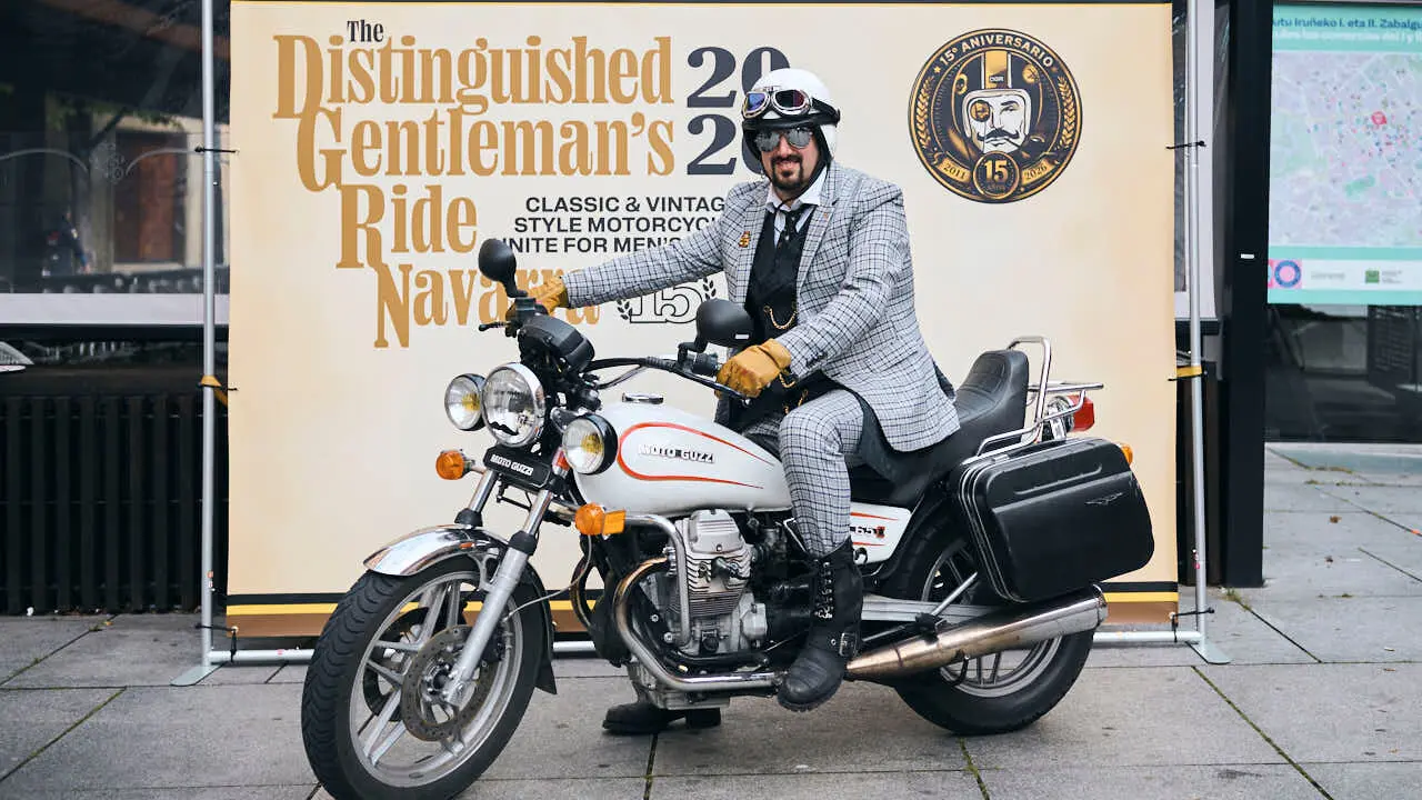 Participantes de la Distinguished Gentleman&rsquo;s Ride recorren Pamplona con sus motos cl&aacute;sicas y vestimenta elegante en una jornada solidaria por la salud masculina. PABLO LASAOSA