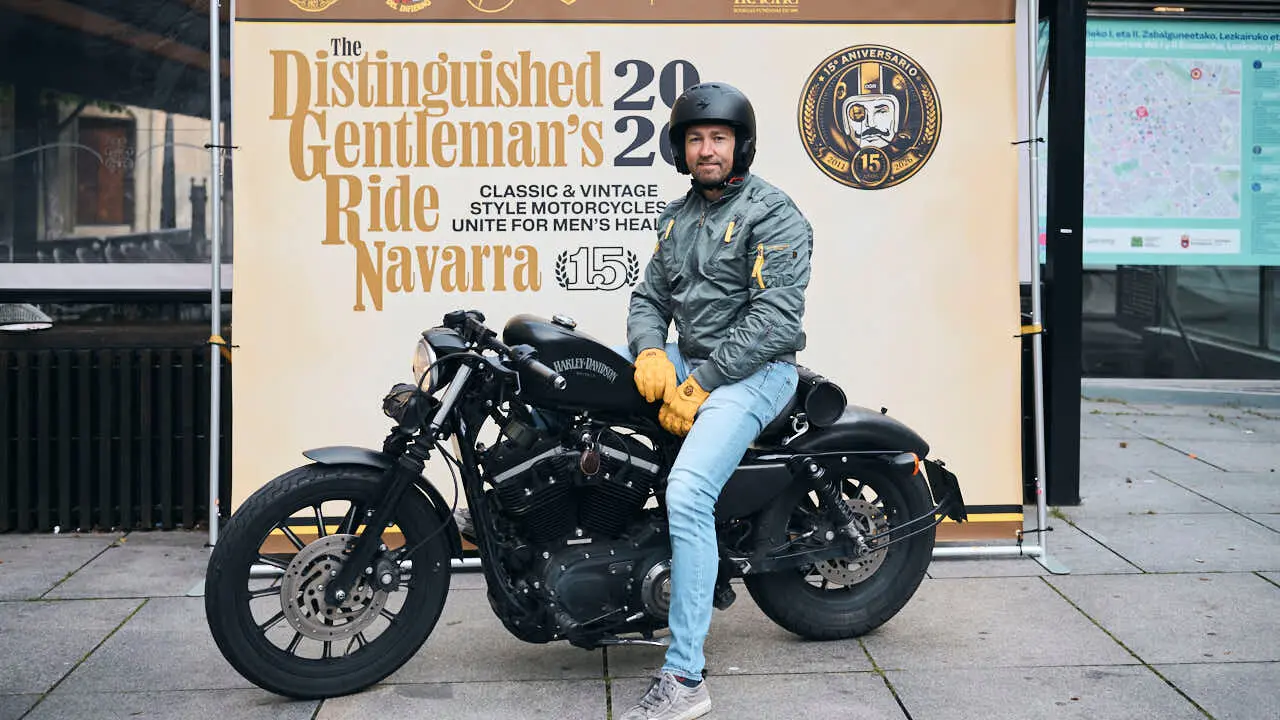 Participantes de la Distinguished Gentleman&rsquo;s Ride recorren Pamplona con sus motos cl&aacute;sicas y vestimenta elegante en una jornada solidaria por la salud masculina. PABLO LASAOSA