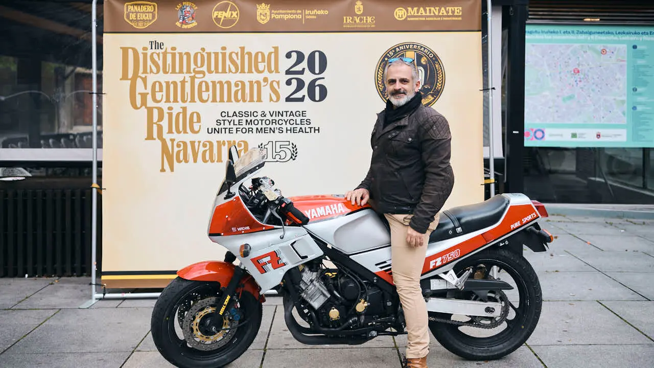 Participantes de la Distinguished Gentleman&rsquo;s Ride recorren Pamplona con sus motos cl&aacute;sicas y vestimenta elegante en una jornada solidaria por la salud masculina. PABLO LASAOSA