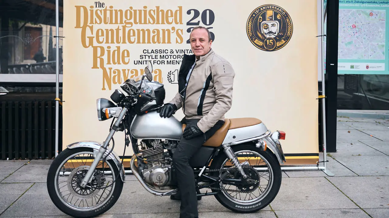 Participantes de la Distinguished Gentleman&rsquo;s Ride recorren Pamplona con sus motos cl&aacute;sicas y vestimenta elegante en una jornada solidaria por la salud masculina. PABLO LASAOSA