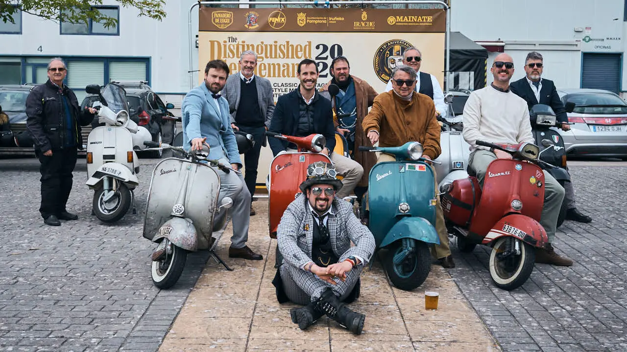 Participantes de la Distinguished Gentleman&rsquo;s Ride recorren Pamplona con sus motos cl&aacute;sicas y vestimenta elegante en una jornada solidaria por la salud masculina. PABLO LASAOSA