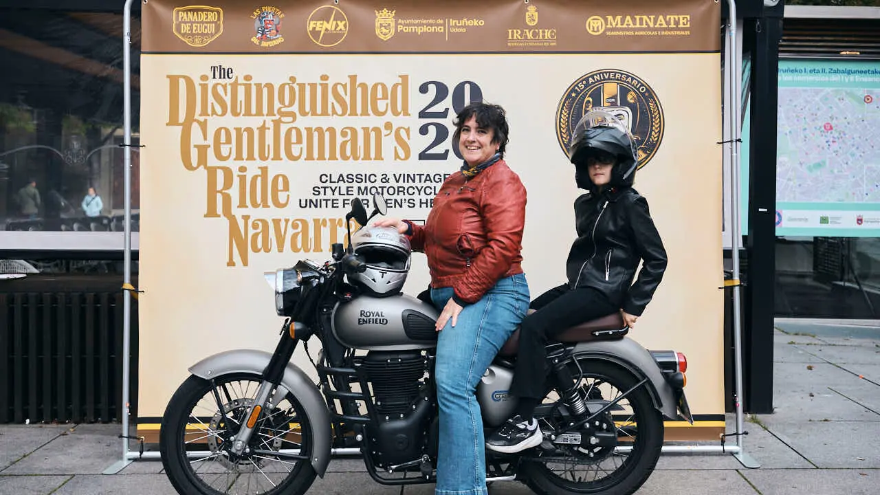 Participantes de la Distinguished Gentleman&rsquo;s Ride recorren Pamplona con sus motos cl&aacute;sicas y vestimenta elegante en una jornada solidaria por la salud masculina. PABLO LASAOSA