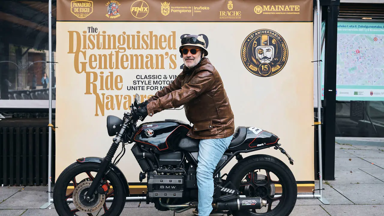 Participantes de la Distinguished Gentleman&rsquo;s Ride recorren Pamplona con sus motos cl&aacute;sicas y vestimenta elegante en una jornada solidaria por la salud masculina. PABLO LASAOSA