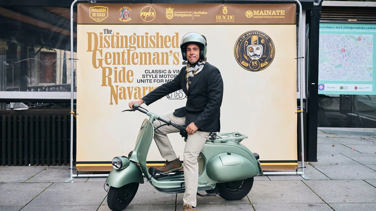 Participantes de la Distinguished Gentleman&rsquo;s Ride recorren Pamplona con sus motos cl&aacute;sicas y vestimenta elegante en una jornada solidaria por la salud masculina. PABLO LASAOSA