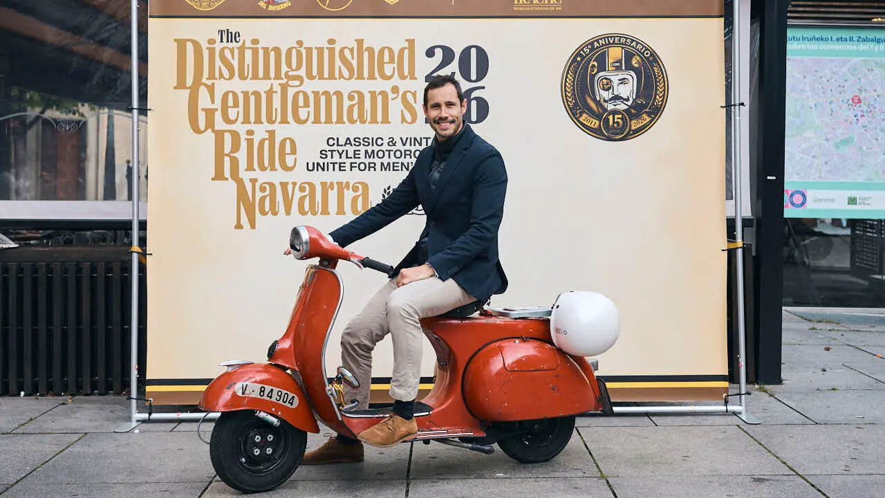 Participantes de la Distinguished Gentleman&rsquo;s Ride recorren Pamplona con sus motos cl&aacute;sicas y vestimenta elegante en una jornada solidaria por la salud masculina. PABLO LASAOSA