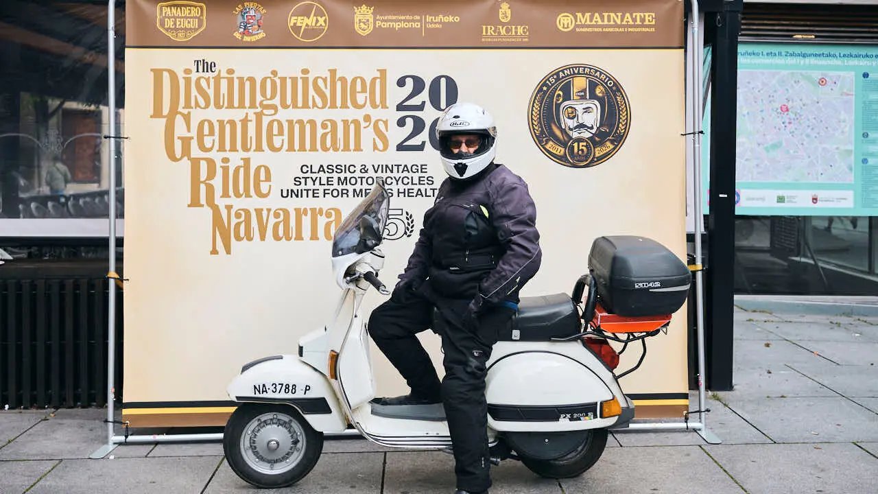 Participantes de la Distinguished Gentleman&rsquo;s Ride recorren Pamplona con sus motos cl&aacute;sicas y vestimenta elegante en una jornada solidaria por la salud masculina. PABLO LASAOSA