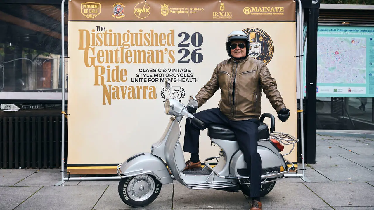 Participantes de la Distinguished Gentleman&rsquo;s Ride recorren Pamplona con sus motos cl&aacute;sicas y vestimenta elegante en una jornada solidaria por la salud masculina. PABLO LASAOSA