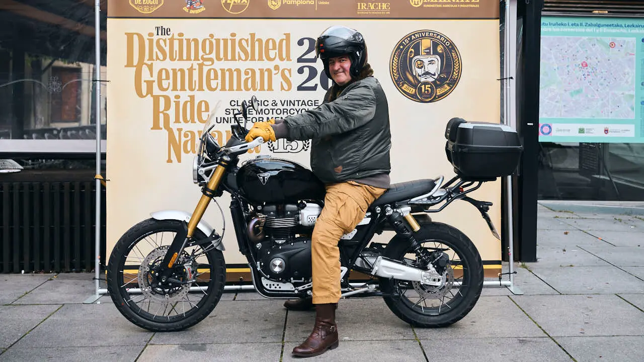 Participantes de la Distinguished Gentleman&rsquo;s Ride recorren Pamplona con sus motos cl&aacute;sicas y vestimenta elegante en una jornada solidaria por la salud masculina. PABLO LASAOSA