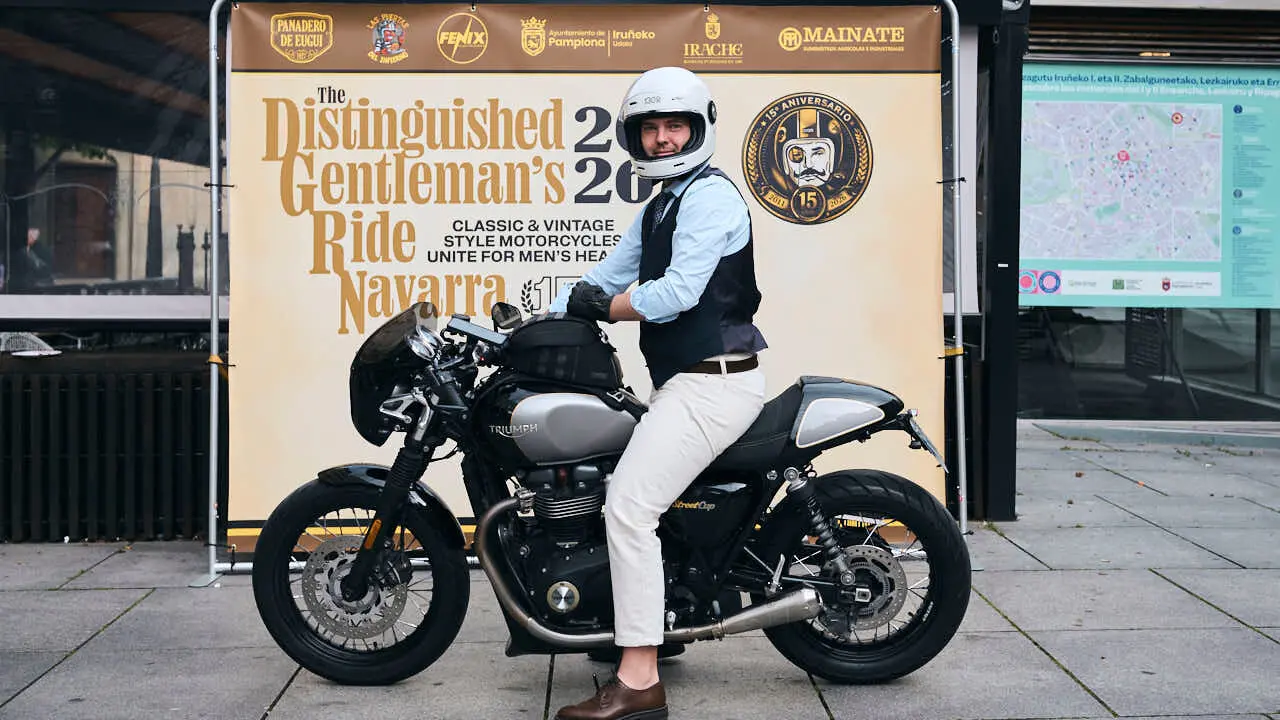 Participantes de la Distinguished Gentleman&rsquo;s Ride recorren Pamplona con sus motos cl&aacute;sicas y vestimenta elegante en una jornada solidaria por la salud masculina. PABLO LASAOSA