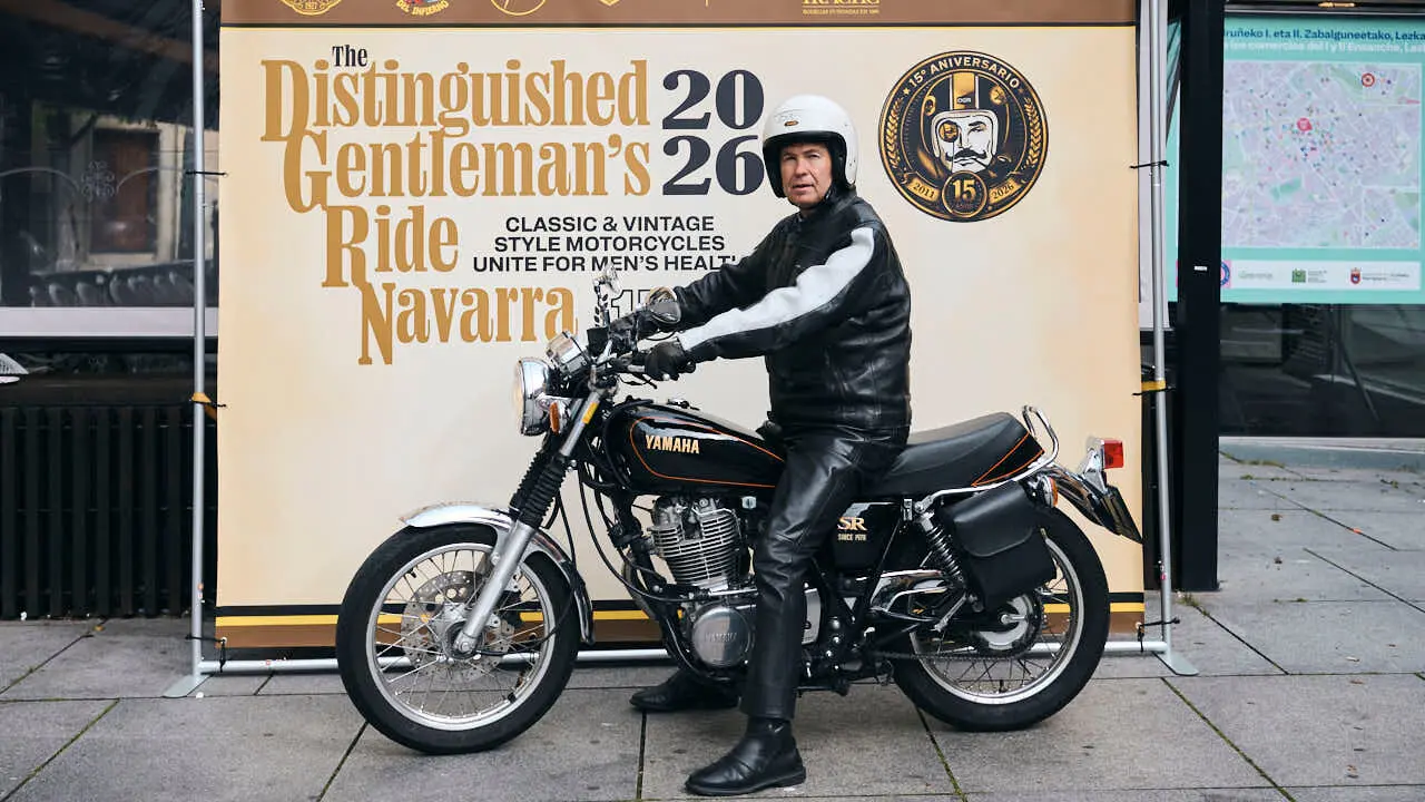 Participantes de la Distinguished Gentleman&rsquo;s Ride recorren Pamplona con sus motos cl&aacute;sicas y vestimenta elegante en una jornada solidaria por la salud masculina. PABLO LASAOSA