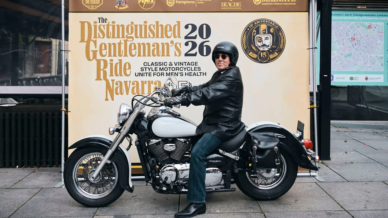 Participantes de la Distinguished Gentleman&rsquo;s Ride recorren Pamplona con sus motos cl&aacute;sicas y vestimenta elegante en una jornada solidaria por la salud masculina. PABLO LASAOSA