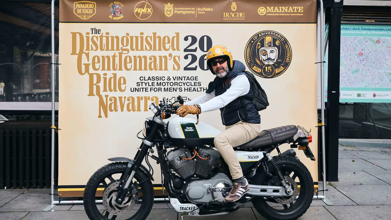 Participantes de la Distinguished Gentleman&rsquo;s Ride recorren Pamplona con sus motos cl&aacute;sicas y vestimenta elegante en una jornada solidaria por la salud masculina. PABLO LASAOSA