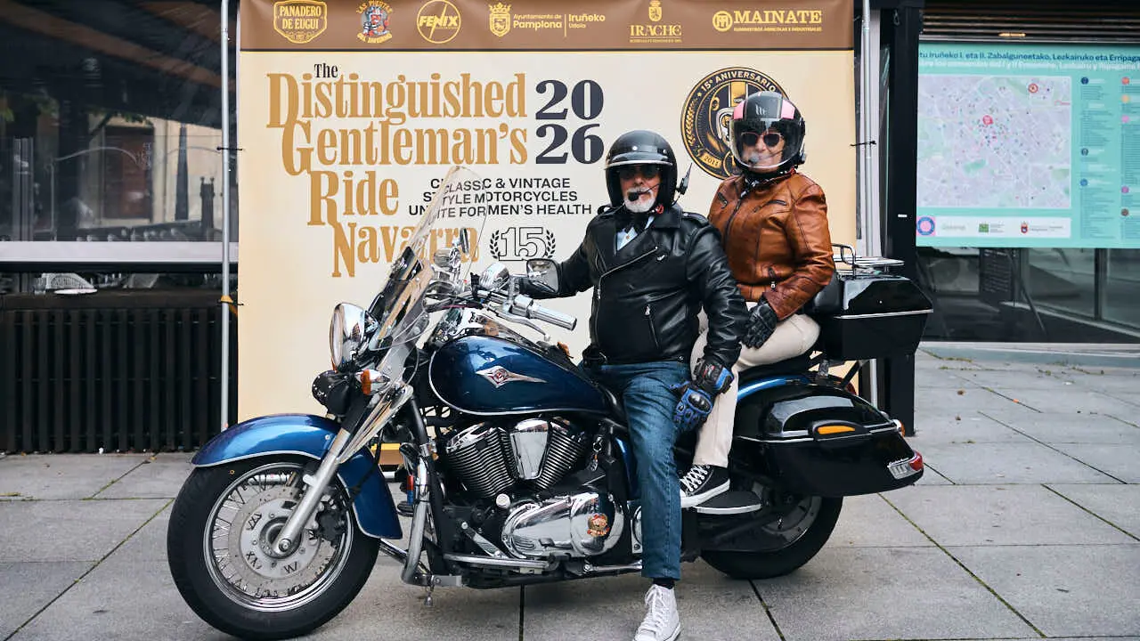 Participantes de la Distinguished Gentleman&rsquo;s Ride recorren Pamplona con sus motos cl&aacute;sicas y vestimenta elegante en una jornada solidaria por la salud masculina. PABLO LASAOSA