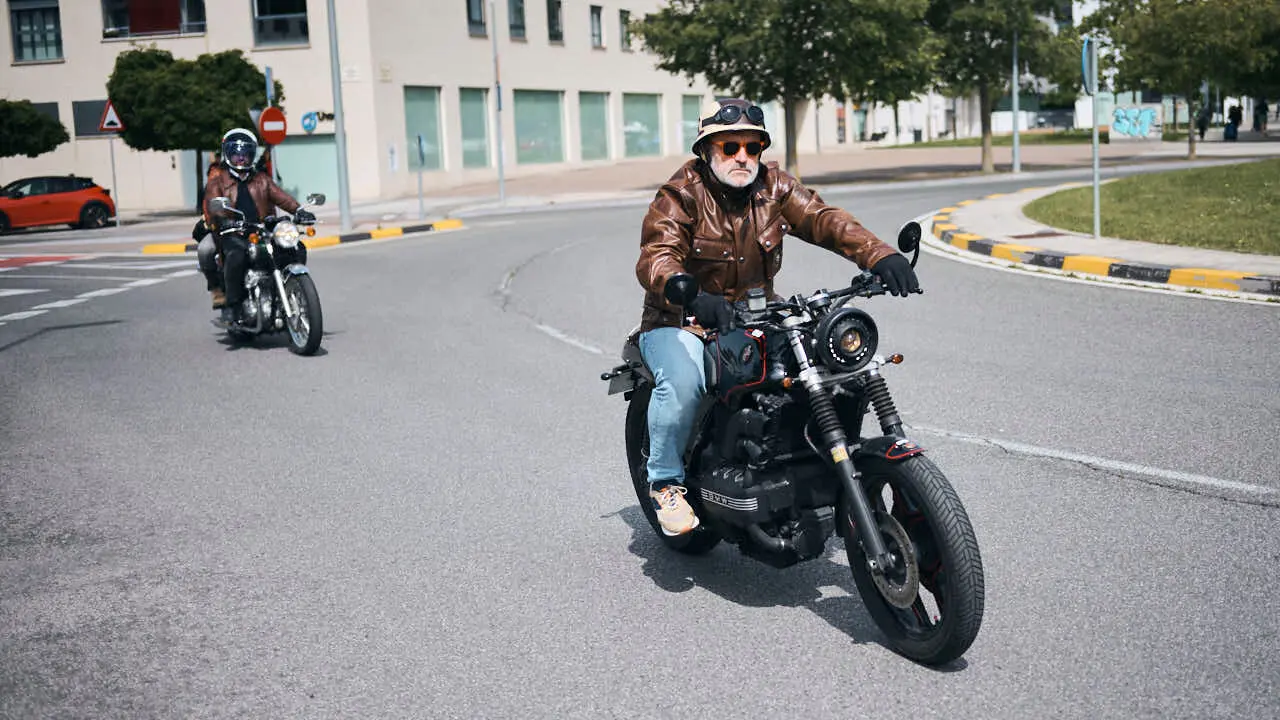 Participantes de la Distinguished Gentleman&rsquo;s Ride recorren Pamplona con sus motos cl&aacute;sicas y vestimenta elegante en una jornada solidaria por la salud masculina. PABLO LASAOSA
