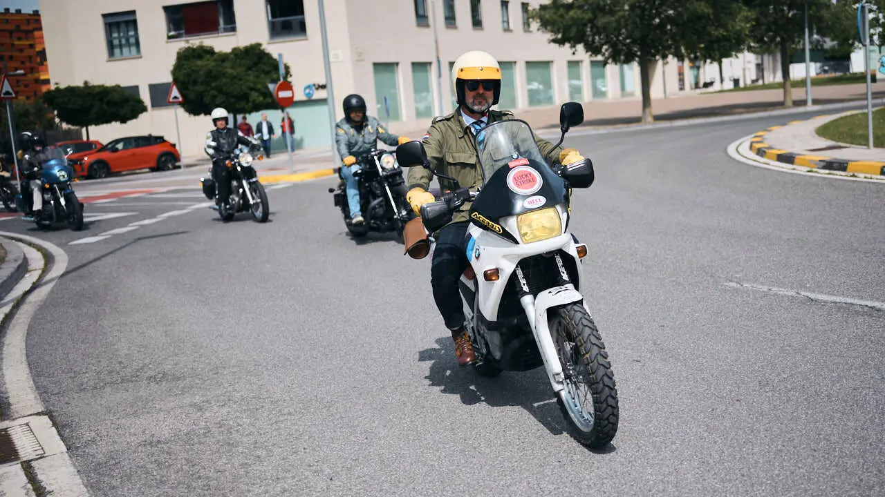Participantes de la Distinguished Gentleman&rsquo;s Ride recorren Pamplona con sus motos cl&aacute;sicas y vestimenta elegante en una jornada solidaria por la salud masculina. PABLO LASAOSA