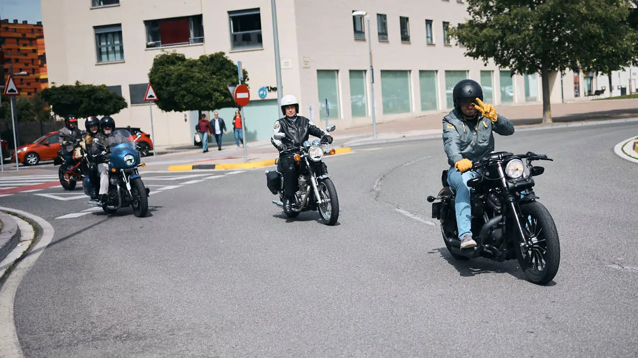 Participantes de la Distinguished Gentleman&rsquo;s Ride recorren Pamplona con sus motos cl&aacute;sicas y vestimenta elegante en una jornada solidaria por la salud masculina. PABLO LASAOSA
