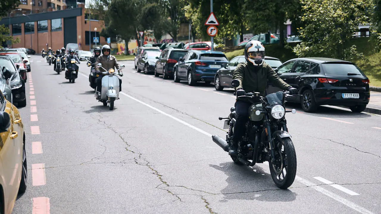 Participantes de la Distinguished Gentleman&rsquo;s Ride recorren Pamplona con sus motos cl&aacute;sicas y vestimenta elegante en una jornada solidaria por la salud masculina. PABLO LASAOSA