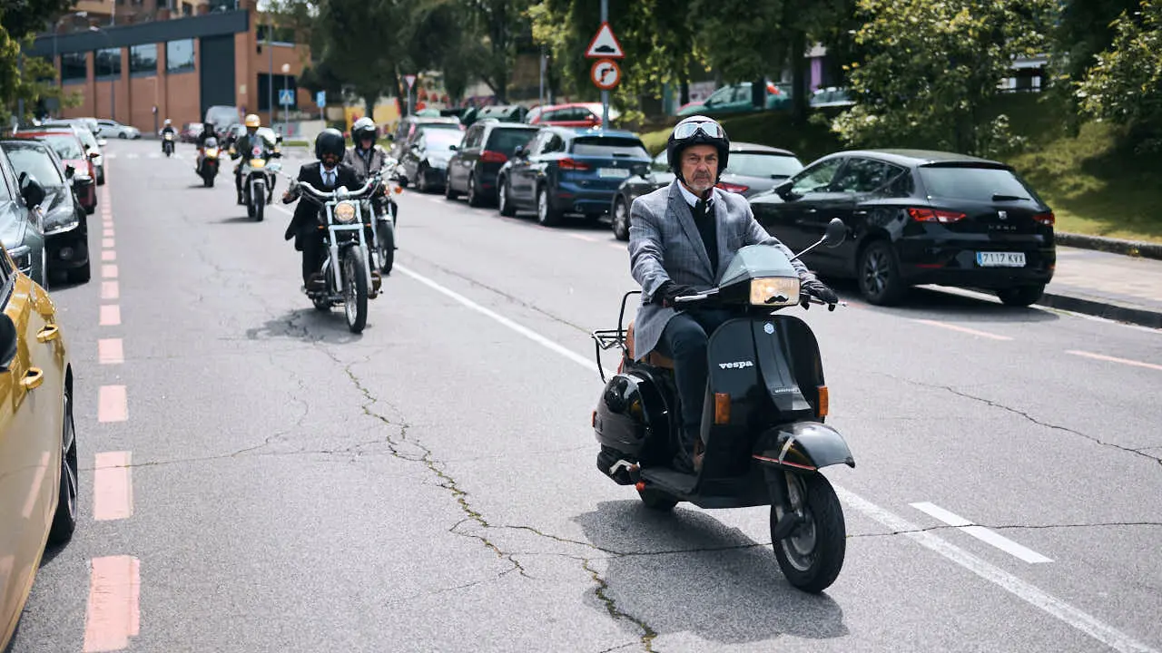 Participantes de la Distinguished Gentleman&rsquo;s Ride recorren Pamplona con sus motos cl&aacute;sicas y vestimenta elegante en una jornada solidaria por la salud masculina. PABLO LASAOSA
