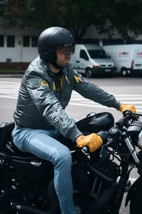 Participantes de la Distinguished Gentleman&rsquo;s Ride recorren Pamplona con sus motos cl&aacute;sicas y vestimenta elegante en una jornada solidaria por la salud masculina. PABLO LASAOSA