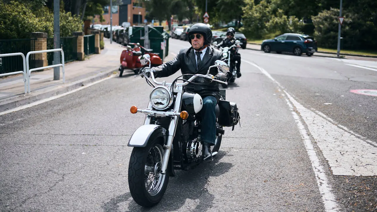 Participantes de la Distinguished Gentleman&rsquo;s Ride recorren Pamplona con sus motos cl&aacute;sicas y vestimenta elegante en una jornada solidaria por la salud masculina. PABLO LASAOSA