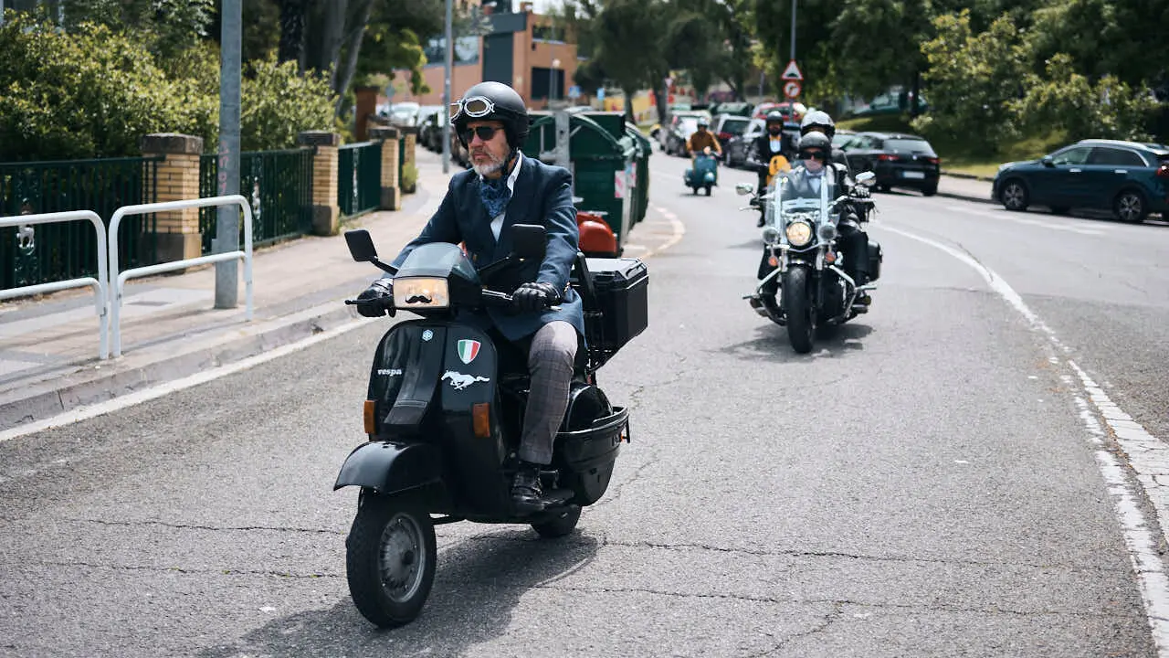 Participantes de la Distinguished Gentleman&rsquo;s Ride recorren Pamplona con sus motos cl&aacute;sicas y vestimenta elegante en una jornada solidaria por la salud masculina. PABLO LASAOSA