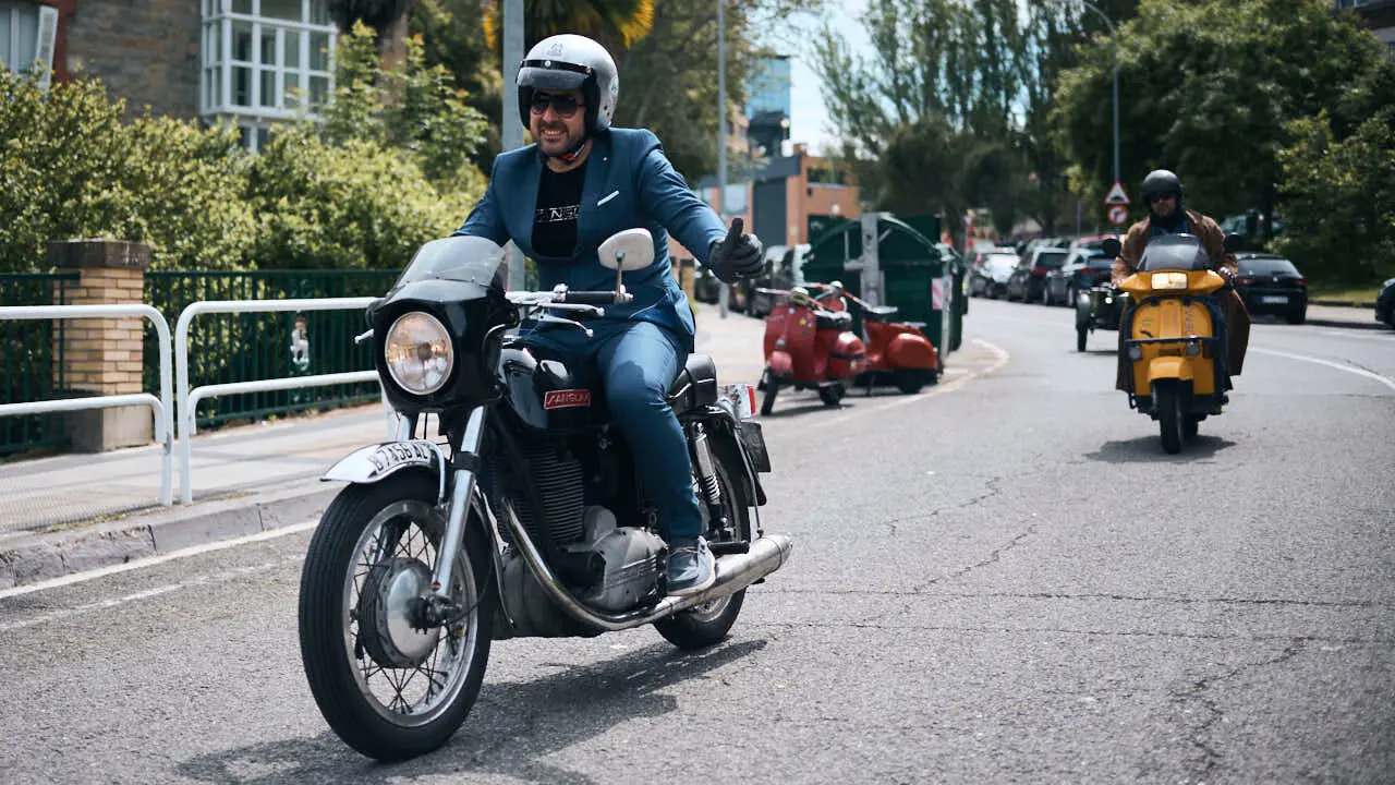 Participantes de la Distinguished Gentleman&rsquo;s Ride recorren Pamplona con sus motos cl&aacute;sicas y vestimenta elegante en una jornada solidaria por la salud masculina. PABLO LASAOSA