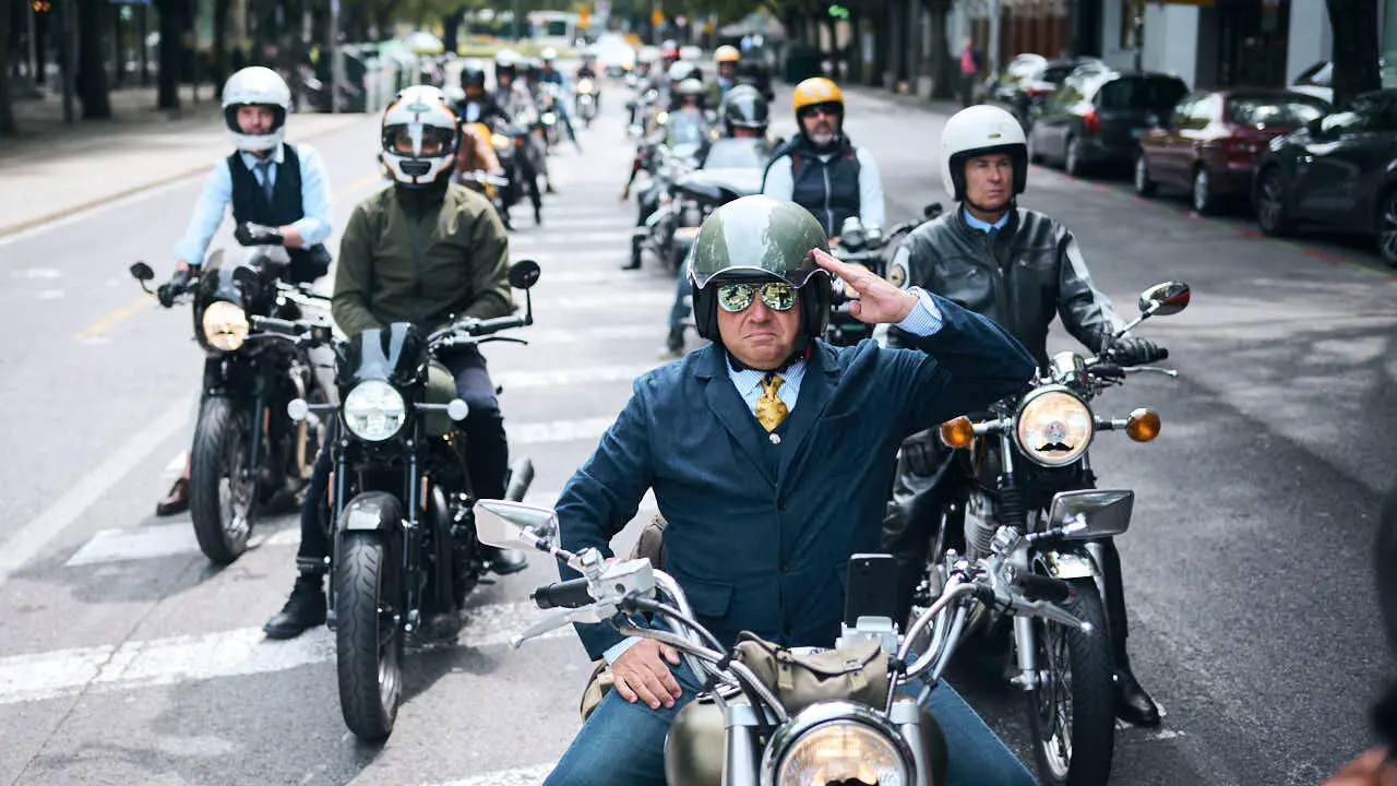 Participantes de la Distinguished Gentleman&rsquo;s Ride recorren Pamplona con sus motos cl&aacute;sicas y vestimenta elegante en una jornada solidaria por la salud masculina. PABLO LASAOSA
