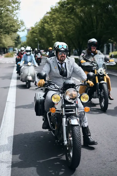 Participantes de la Distinguished Gentleman&rsquo;s Ride recorren Pamplona con sus motos cl&aacute;sicas y vestimenta elegante en una jornada solidaria por la salud masculina. PABLO LASAOSA