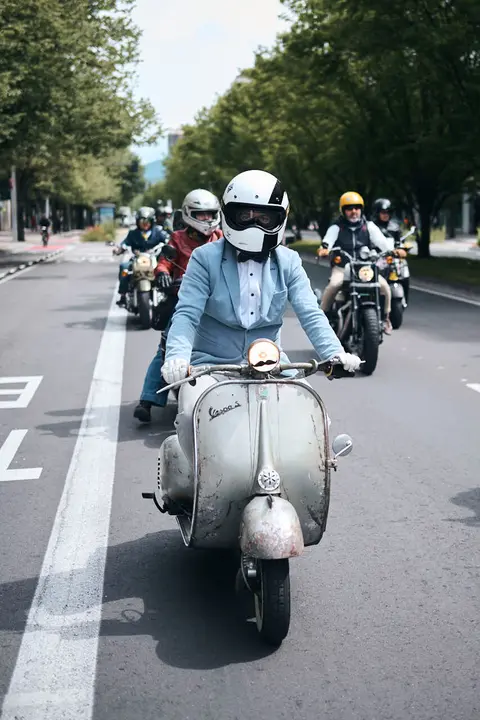 Participantes de la Distinguished Gentleman&rsquo;s Ride recorren Pamplona con sus motos cl&aacute;sicas y vestimenta elegante en una jornada solidaria por la salud masculina. PABLO LASAOSA
