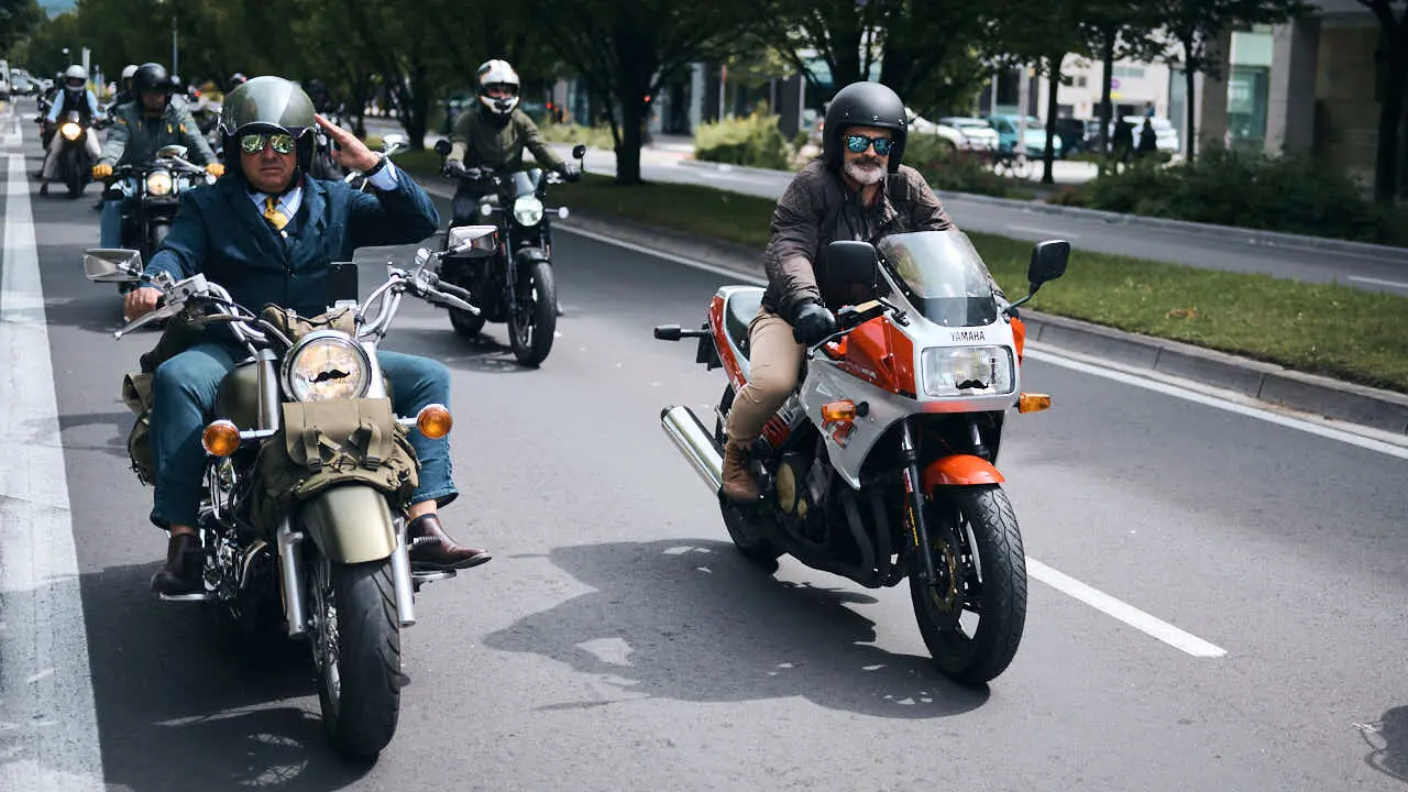 Participantes de la Distinguished Gentleman&rsquo;s Ride recorren Pamplona con sus motos cl&aacute;sicas y vestimenta elegante en una jornada solidaria por la salud masculina. PABLO LASAOSA