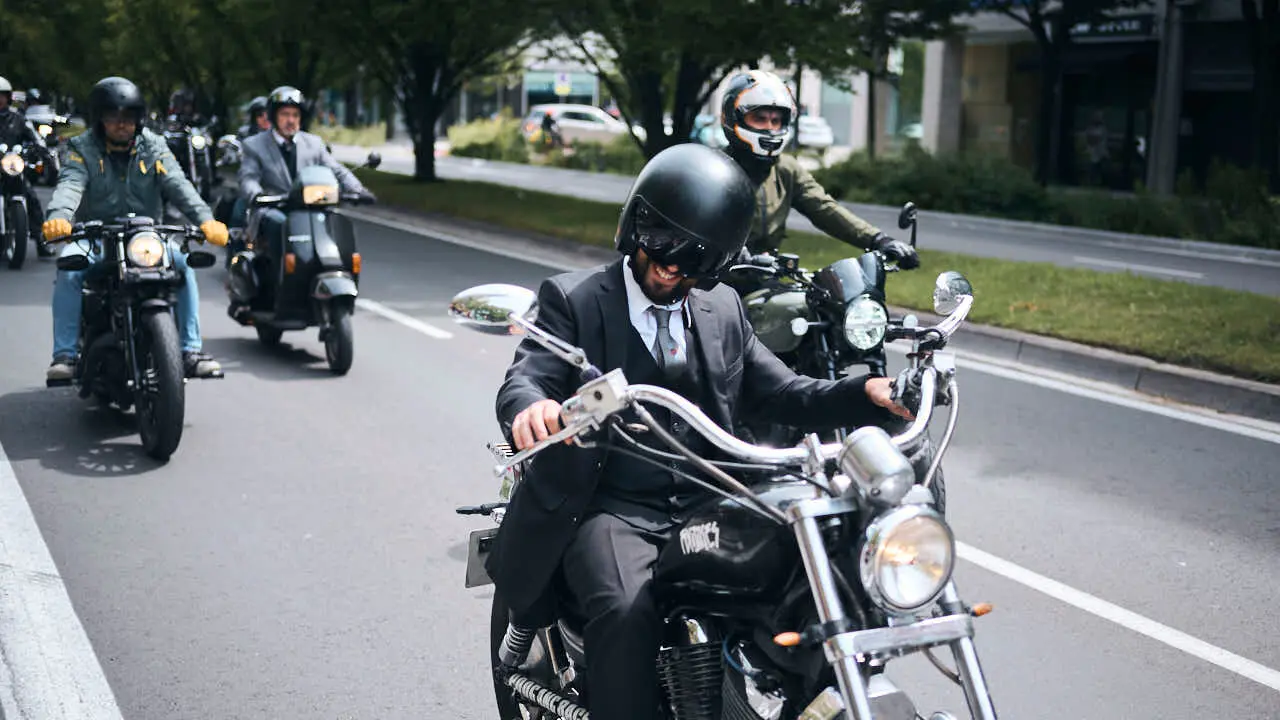 Participantes de la Distinguished Gentleman&rsquo;s Ride recorren Pamplona con sus motos cl&aacute;sicas y vestimenta elegante en una jornada solidaria por la salud masculina. PABLO LASAOSA
