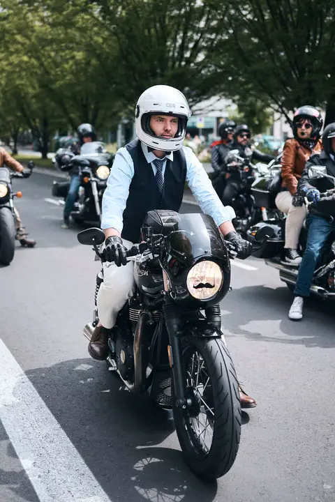 Participantes de la Distinguished Gentleman&rsquo;s Ride recorren Pamplona con sus motos cl&aacute;sicas y vestimenta elegante en una jornada solidaria por la salud masculina. PABLO LASAOSA
