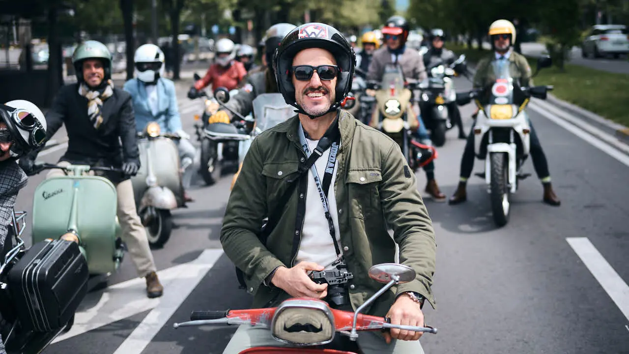 Participantes de la Distinguished Gentleman&rsquo;s Ride recorren Pamplona con sus motos cl&aacute;sicas y vestimenta elegante en una jornada solidaria por la salud masculina. PABLO LASAOSA